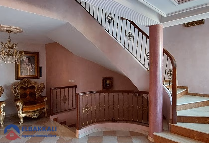 فيلا للبيع مع تراس و طابقين