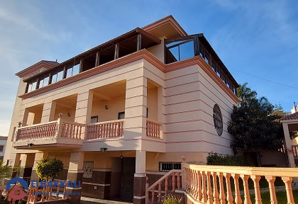 فيلا للبيع مع تراس و طابقين