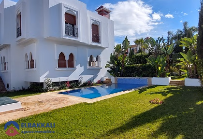 فيلا للبيع مع مسبح و ثلاثة طوابق