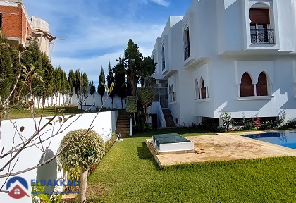 فيلا للبيع مع مسبح و ثلاثة طوابق