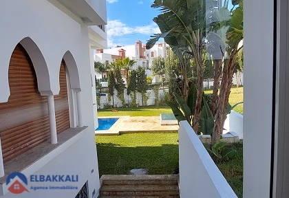 فيلا للبيع مع مسبح و ثلاثة طوابق