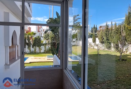 فيلا للبيع مع مسبح و ثلاثة طوابق