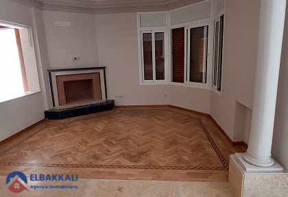 فيلا للبيع مع مسبح و ثلاثة طوابق