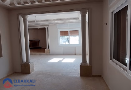 فيلا للبيع مع مسبح و ثلاثة طوابق