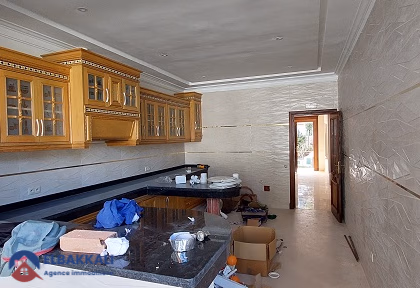 فيلا للبيع مع مسبح و ثلاثة طوابق