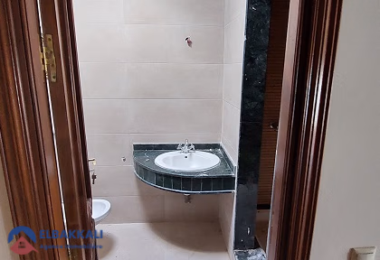 فيلا للبيع مع مسبح و ثلاثة طوابق