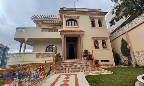 فيلا للبيع مع تراس و ثلاثة طوابق