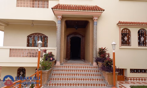 Βίλα προς πώληση με βεράντα και τρία ορόφους