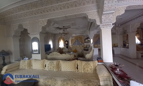 Βίλα προς πώληση με βεράντα και τρία ορόφους