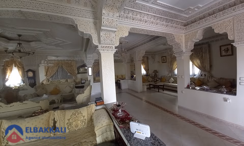 Βίλα προς πώληση με βεράντα και τρία ορόφους