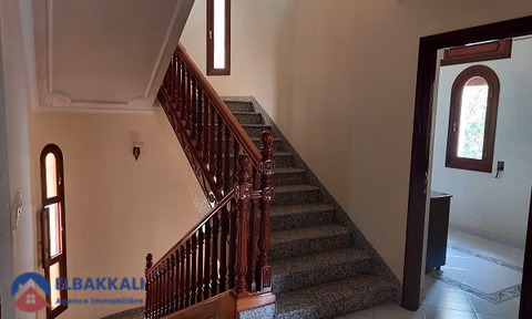 Βίλα προς πώληση με βεράντα και τρία ορόφους