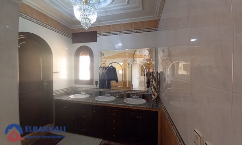 Βίλα προς πώληση με βεράντα και τρία ορόφους