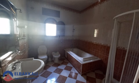 Βίλα προς πώληση με βεράντα και τρία ορόφους