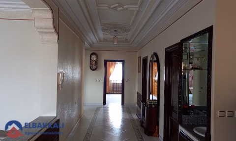 Βίλα προς πώληση με βεράντα και τρία ορόφους