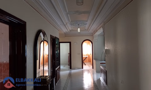 Βίλα προς πώληση με βεράντα και τρία ορόφους