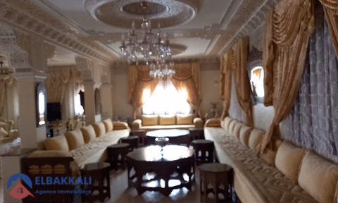 Βίλα προς πώληση με βεράντα και τρία ορόφους