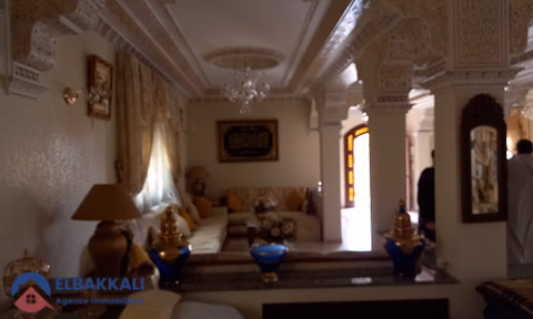 Βίλα προς πώληση με βεράντα και τρία ορόφους