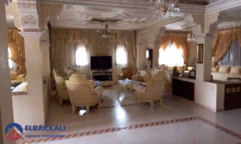 Βίλα προς πώληση με βεράντα και τρία ορόφους