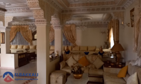 Βίλα προς πώληση με βεράντα και τρία ορόφους