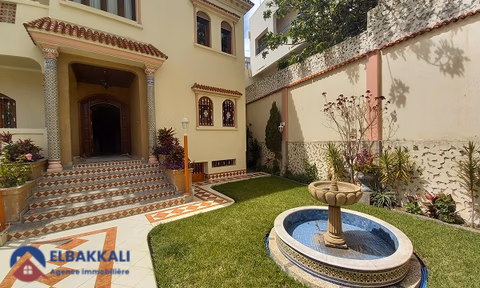 Βίλα προς πώληση με βεράντα και τρία ορόφους