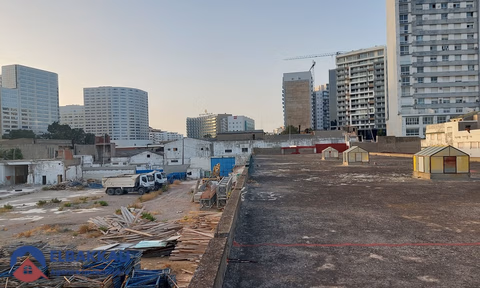 Geteelde bouwgrond in een woonwijk te koop