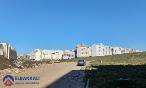 Geteelde bouwgrond in een woonwijk te koop