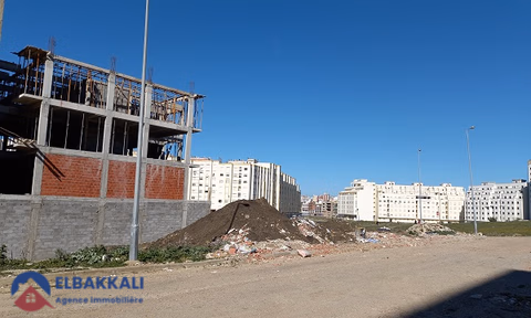 Geteelde bouwgrond in een woonwijk te koop