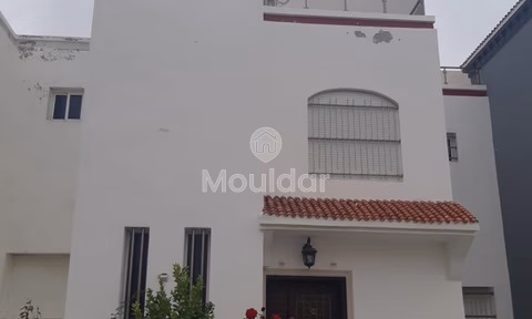 فيلا للإيجار مع تراس و ثلاثة طوابق