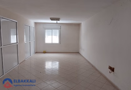 مكتب للبيع في الطابق الأول