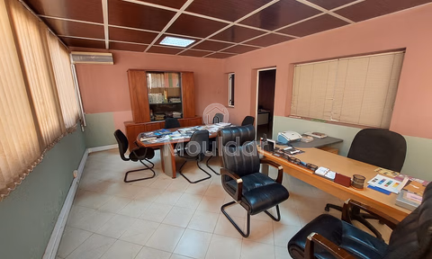 مكتب للبيع في الطابق الأول