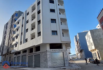 منزل للبيع مع شرفة و أربعة طوابق