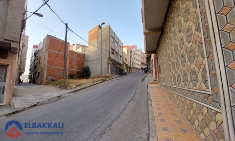 Οικία προς πώληση με γκαράζ και τέσσερις όροφοι