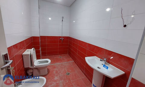 Οικία προς πώληση με γκαράζ και τέσσερις όροφοι