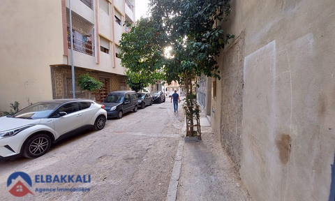 Οικία προς πώληση με γκαράζ και τέσσερις όροφοι