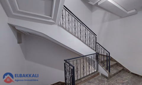 Οικία προς πώληση με γκαράζ και τέσσερις όροφοι