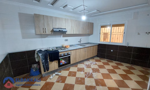 Οικία προς πώληση με γκαράζ και τέσσερις όροφοι