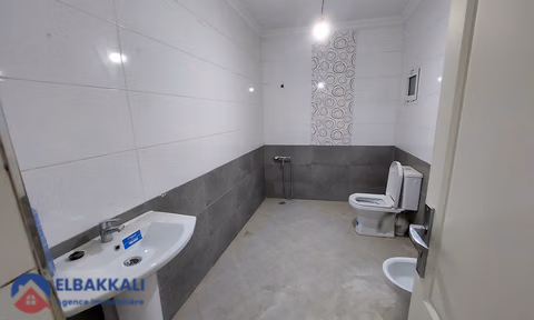 Οικία προς πώληση με γκαράζ και τέσσερις όροφοι