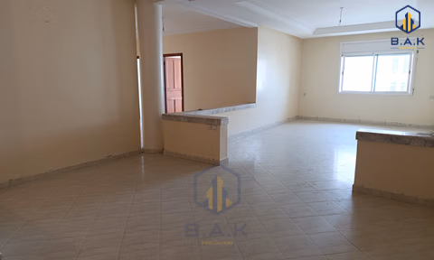 شقة للبيع مع شرفة في الطابق الثالث