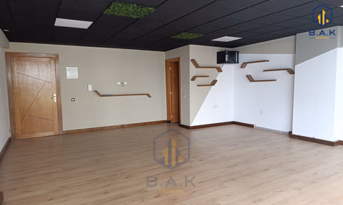 مكتب للإيجار مع تراس في الطابق الأول