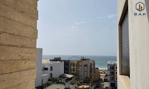 Apartamento para alugar com varanda no segundo andar