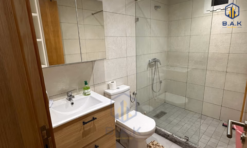 Apartamento para alugar com varanda no segundo andar