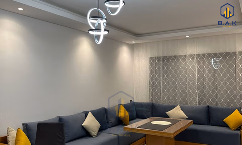 Apartamento para alugar com varanda no segundo andar