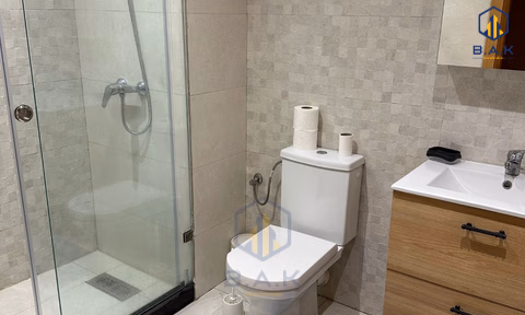 Apartamento para alugar com varanda no segundo andar