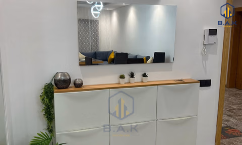 Apartamento para alugar com varanda no segundo andar