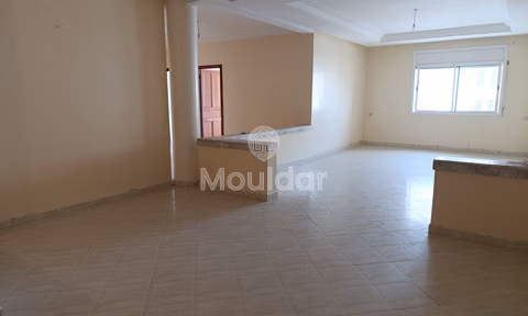 شقة للبيع مع شرفة في الطابق الثالث