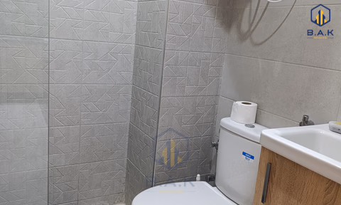Apartamento para alugar com varanda no segundo andar