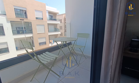 Apartamento para alugar com varanda no segundo andar