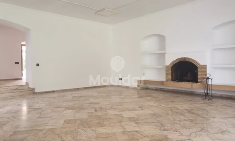 فيلا للإيجار مع حديقة