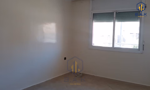 شقة للبيع مع شرفة في الطابق الأول