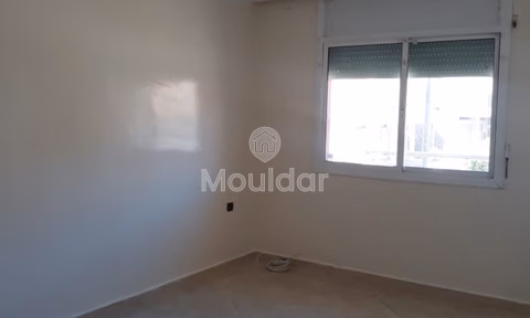 شقة للبيع مع شرفة في الطابق الأول